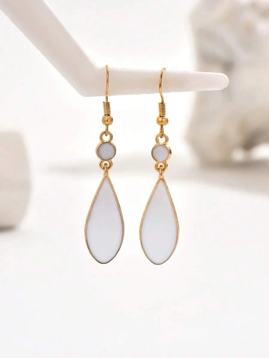 Fashionable Earrings Pair