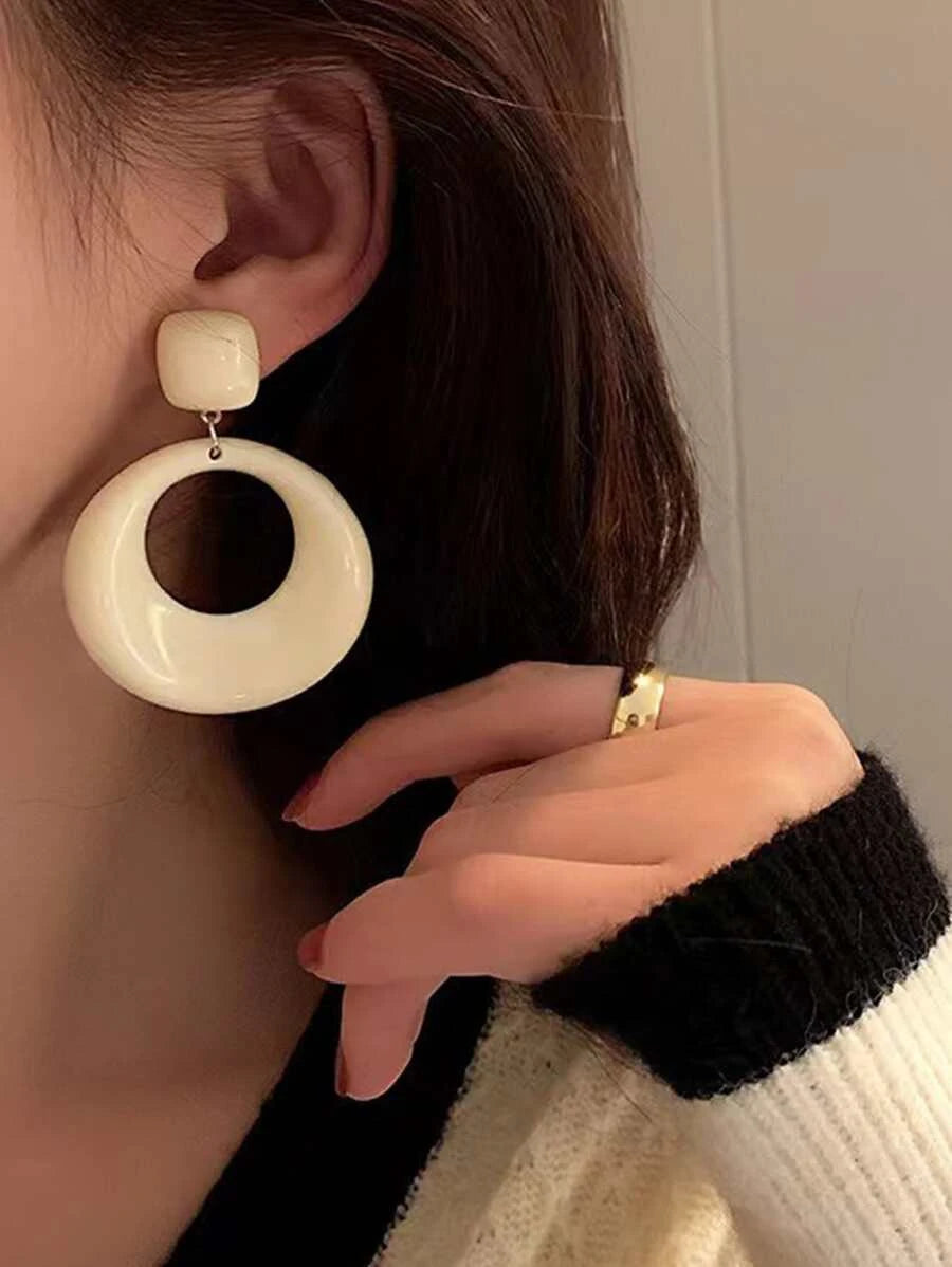 French Retro Cream Circle Earrings